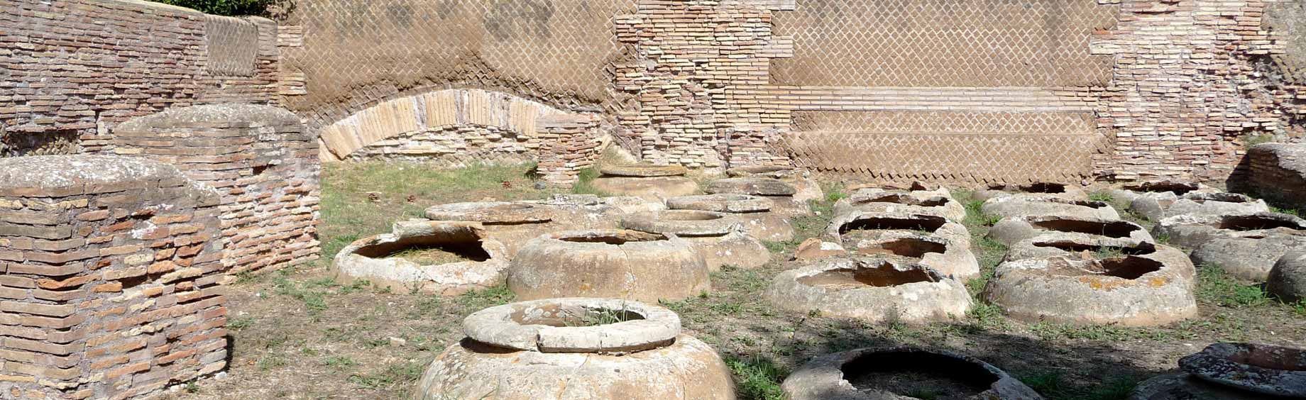 Anciennes jarres à vin enfouies dans le sol, dans le port d'Ostia Antica, Italie